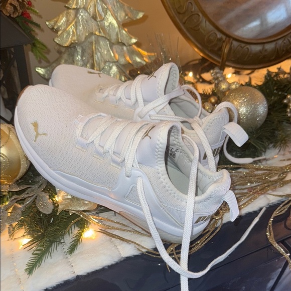 Puma White Sneakers Sleek Low-Top Design - Picture 1 of 7